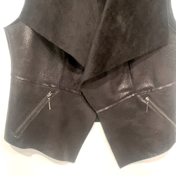 Sz M Unstructured Black Faux Leather and Faux Fur Vest w Side Zipper Pockets - Picture 5 of 13